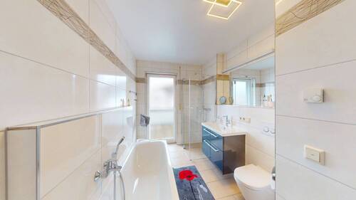 Tageslichtbad mit Dusche und Wanne - 