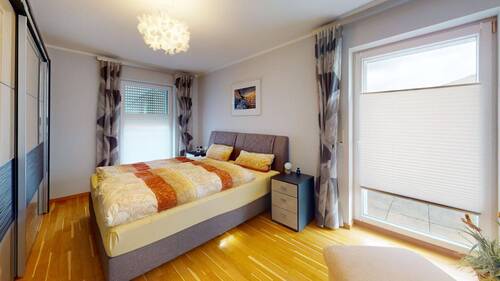 Schlafzimmer mit Balkonzugang - 