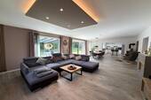 Wohnzimmer IV - Premiumleben auf einer Ebene bei Augsburg: 4-Zi. EFH mit Süd-Garten, Pergola, Garage & Privatsphäre
