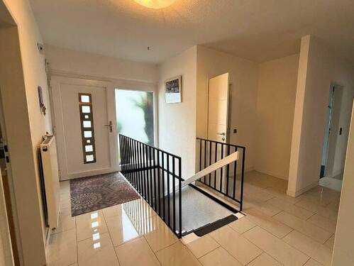 Eingangsbereich - +++ Erftstadt: Modernes renoviertes Haus 110 m2 mit +++ ausgebauten Untergeschoss 110 m2