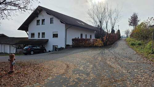 Außenansicht mit Eingang - Besondere 5-Zimmer-Küche-Bad-Etagenwohnung mit Gartenanteil in Eging am See