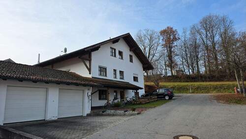 Außenansicht mit Garage - 5 Zimmer Etagenwohnung zum Kaufen in Eging am See