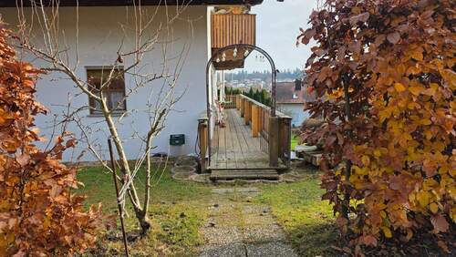 Außenansicht mit Zugang Garten - 5 Zimmer Etagenwohnung in Eging am See