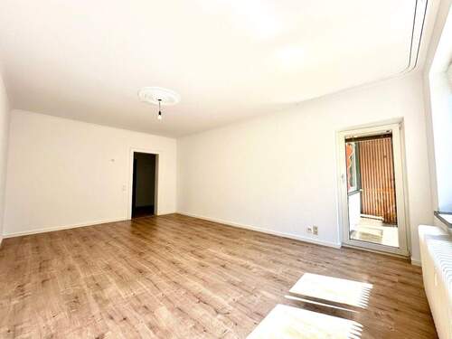 Wohnzimmer - 2 Zimmer Etagenwohnung in Düsseldorf