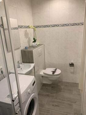 Gäste WC mit Dusche - 3 Zimmer Etagenwohnung zum Kaufen in Köln-Westhoven