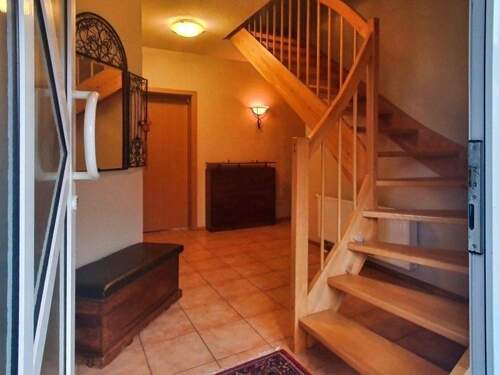 Diele mit Holztreppe - Einfamilienhaus mit 119,00 m&sup2; in Hohen Neuendorf zum Kaufen