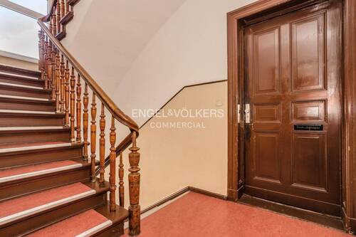 Treppenaufgang mit Wohnungstür - Repräsentativer Altbau in Platzlage