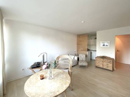 Wohnzimmer mit Blick zur Kochnische - 1 Zimmer Etagenwohnung zum Kaufen in List