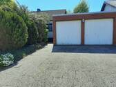 Einfahrt mit Garagen - 