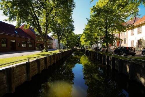 Idyllisches Fleet Richtung Fähre - 
