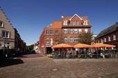 Frontansicht mit Außenterrasse - 1 Zimmer Mehrfamilienhaus, Wohnhaus zum Kaufen in Glückstadt