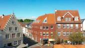 Luftaufnahme - Mehrfamilienhaus, Wohnhaus mit 492,00 m² in Glückstadt zum Kaufen