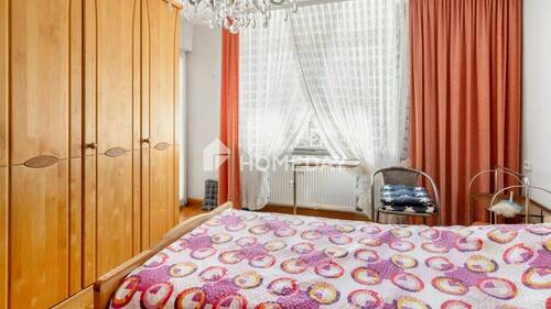 1. OG Schlafzimmer 1 - 