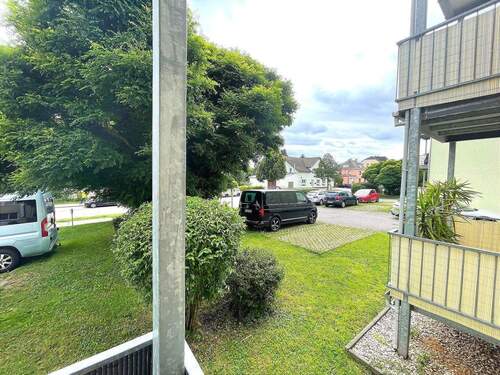 Blick vom Balkon - Attraktive 2 Zimmer Wohnung mit Balkon im 1. Obergeschoss- Einbauküche - Tageslichtbad mit Badewanne - Kellerraum - Wäscheplatz - PKW Stellplatz