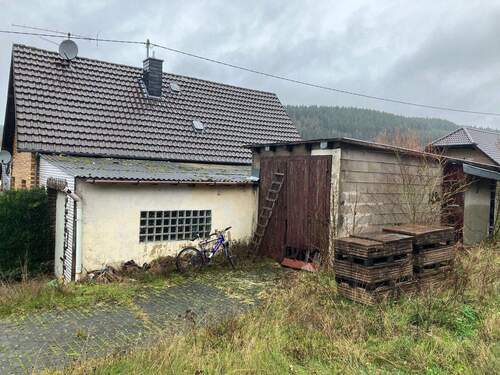 Rückseite mit Anbau und Nebengebäude - 