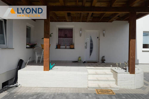 überdachter Eingangsbereich - 