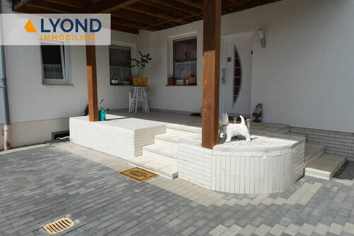 überdachter Eingangsbereich - 