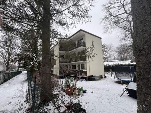 Hausansicht mit Garten - 