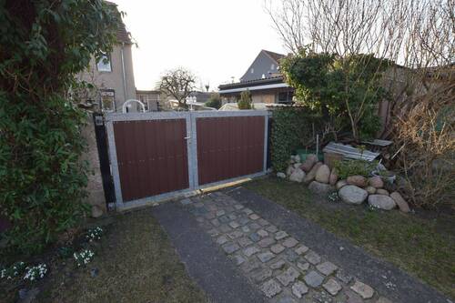 Zufahrt zum Grundstück - 