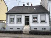 Blick von der Straße - Charmantes Reihenendhaus mit Potenzial in Dudweiler - sofort frei