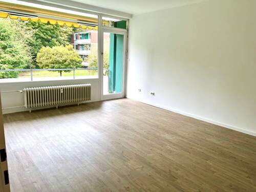 Wohnzimmer mit Balkon - 