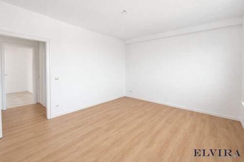 Wohnzimmer - 2 Zimmer Etagenwohnung in München