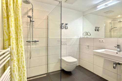 Geräumiges Bad mit bodengleicher Dusche - 