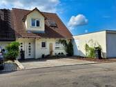 Eingangsseite - 9 Zimmer Doppelhaushälfte in Holzgerlingen