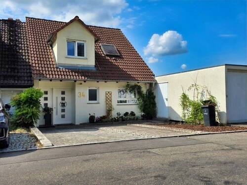 Eingangsseite - 9 Zimmer Doppelhaushälfte in Holzgerlingen