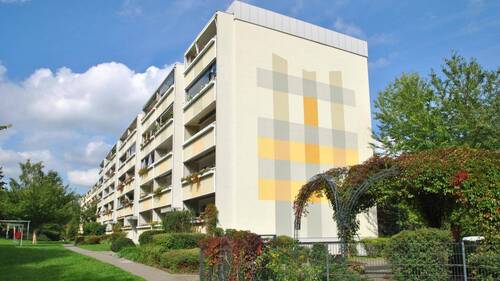 Seitenansicht des Gebäudes - Frei - 3-Zimmer-Wohnung wartet auf Sie!