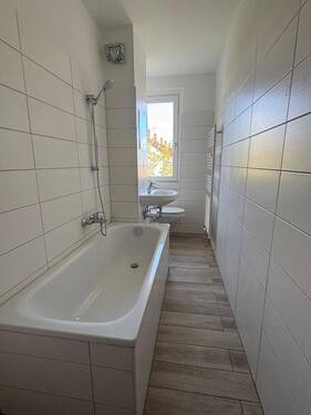 Badezimmer mit Badewanne - 