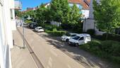 Blick in die ruhige Pestalozzistraße - Nur 2000,- € pro m² - kleine 2-Raum-Wohnung - barrierefrei zugänglich - aktuell frei - 1. OG - Aufzug - TG-Stellplatz