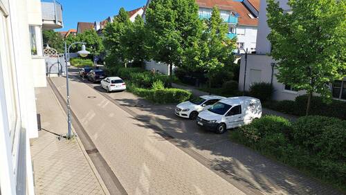 Blick in die ruhige Pestalozzistraße - Nur 2000,- € pro m² - kleine 2-Raum-Wohnung - barrierefrei zugänglich - aktuell frei - 1. OG - Aufzug - TG-Stellplatz