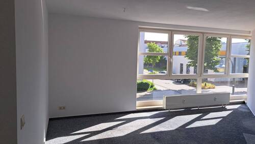 Wohnzimmer - große Fensterfront - 2 Zimmer Etagenwohnung zum Kaufen in Leipzig