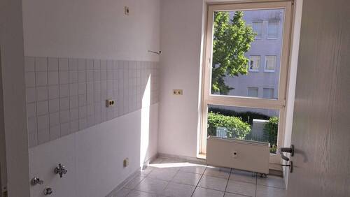 kleine separate Küche mit Fenster - 2 Zimmer Etagenwohnung in Leipzig