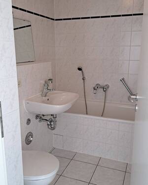 Bad mit Wanne - 