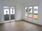 Wohnzimmer mit Balkonzugang - 3-Zimmer-Wohnung mit Balkon - 750,00&nbsp;EUR Kaltmiete, ca.&nbsp; 72,00&nbsp;m&sup2;&nbsp;Wohnfl&auml;che