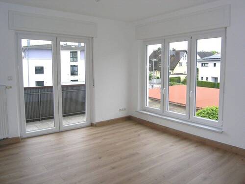 Wohnzimmer mit Balkonzugang - 3-Zimmer-Wohnung mit Balkon - 750,00&nbsp;EUR Kaltmiete, ca.&nbsp; 72,00&nbsp;m&sup2;&nbsp;Wohnfl&auml;che