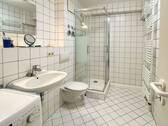 Bad mit Dusche - 