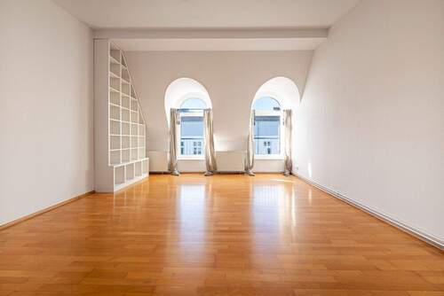 Traumhafte Rundbogenfenster im Wohnzimmer - 3 Zimmer Etagenwohnung zum Kaufen in Berlin