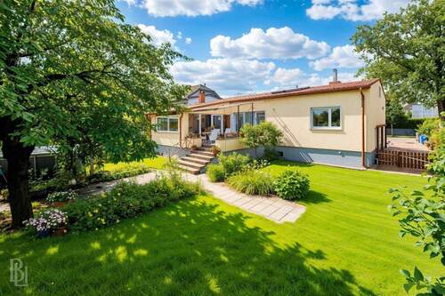 Außenansicht vom Garten - KI Generiert - Kontinuierlich modernisiertes Einfamilienhaus mit 4 Zimmern, großem Garten und gemütlicher Terrasse
