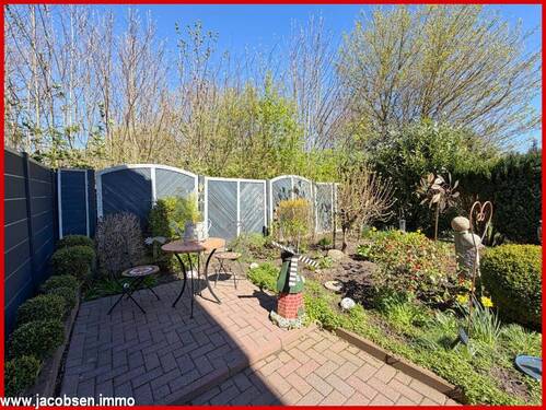 Sitzecke im Vorgarten - Reihenendhaus mit 103,80 m&sup2; in Schleswig zum Kaufen