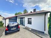 Eingangsbereich mit Stellplatz und Garage - 