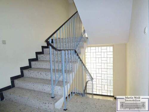Treppenhaus Vordergebäude - 4 Zimmer Mehrfamilienhaus, Wohnhaus zum Kaufen in München