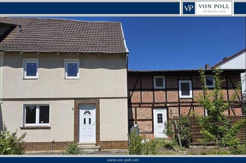 Haus Logo - Doppelhaushälfte, die einer Sanierung bedarf, mit Anbau