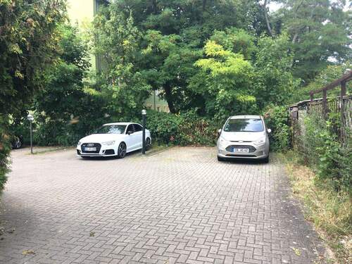 11 Parkplätze Hof Sommer.JPG - 