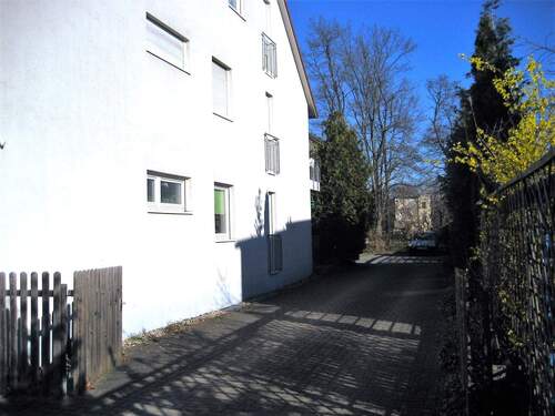 04 Einfahrt rechte Seite.JPG - Mehrfamilienhaus, Wohnhaus in Cottbus zum Kaufen