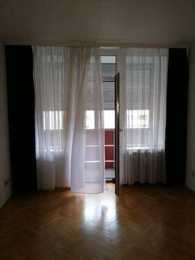 Arbeits- oder Kinderzimmer - 