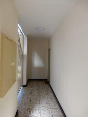 Zugang Treppenhaus - 3 Zimmer Etagenwohnung zum Kaufen in Krefeld