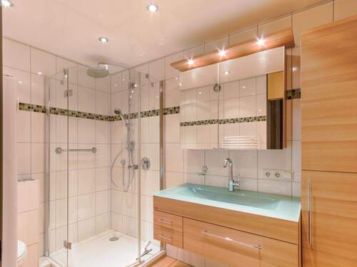 Bereits modernisiertes Bad mit Dusche - 